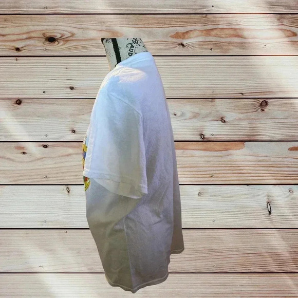 NO TAG WHITE TEE WITH MINNIE AND MICKEY WITH THE GANG ON SLED - Picture 2 of 3